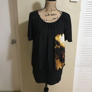 Black blouse with flower pattern/gold